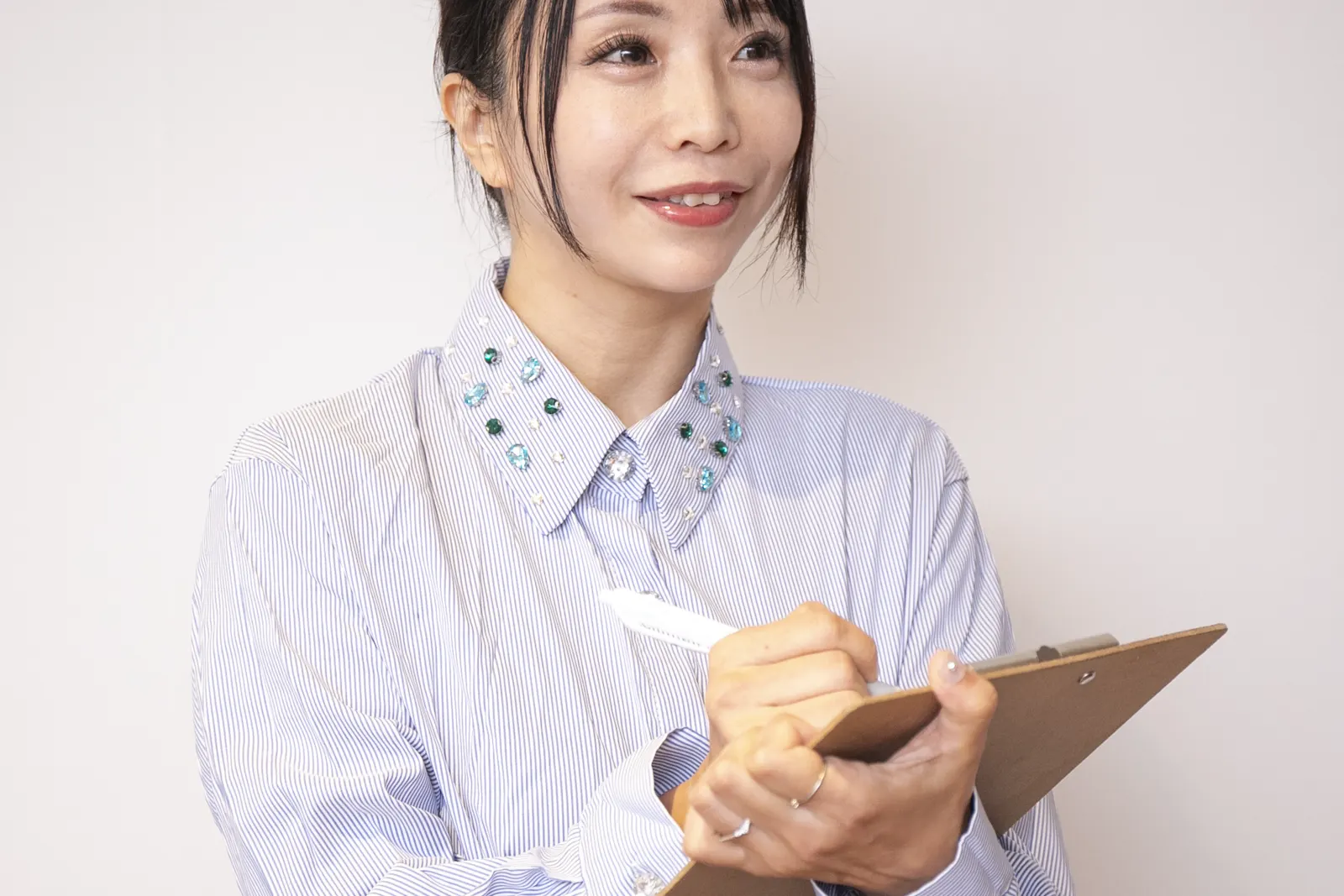 相談の内容を書き留める稲津