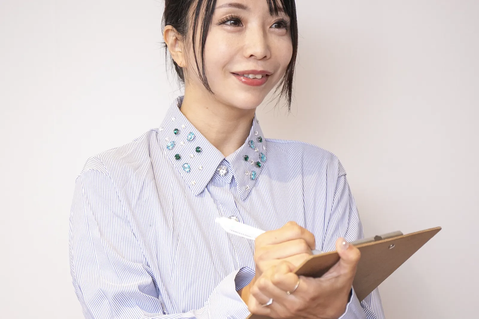バインダーを手に住まいの様子を確かめる稲津