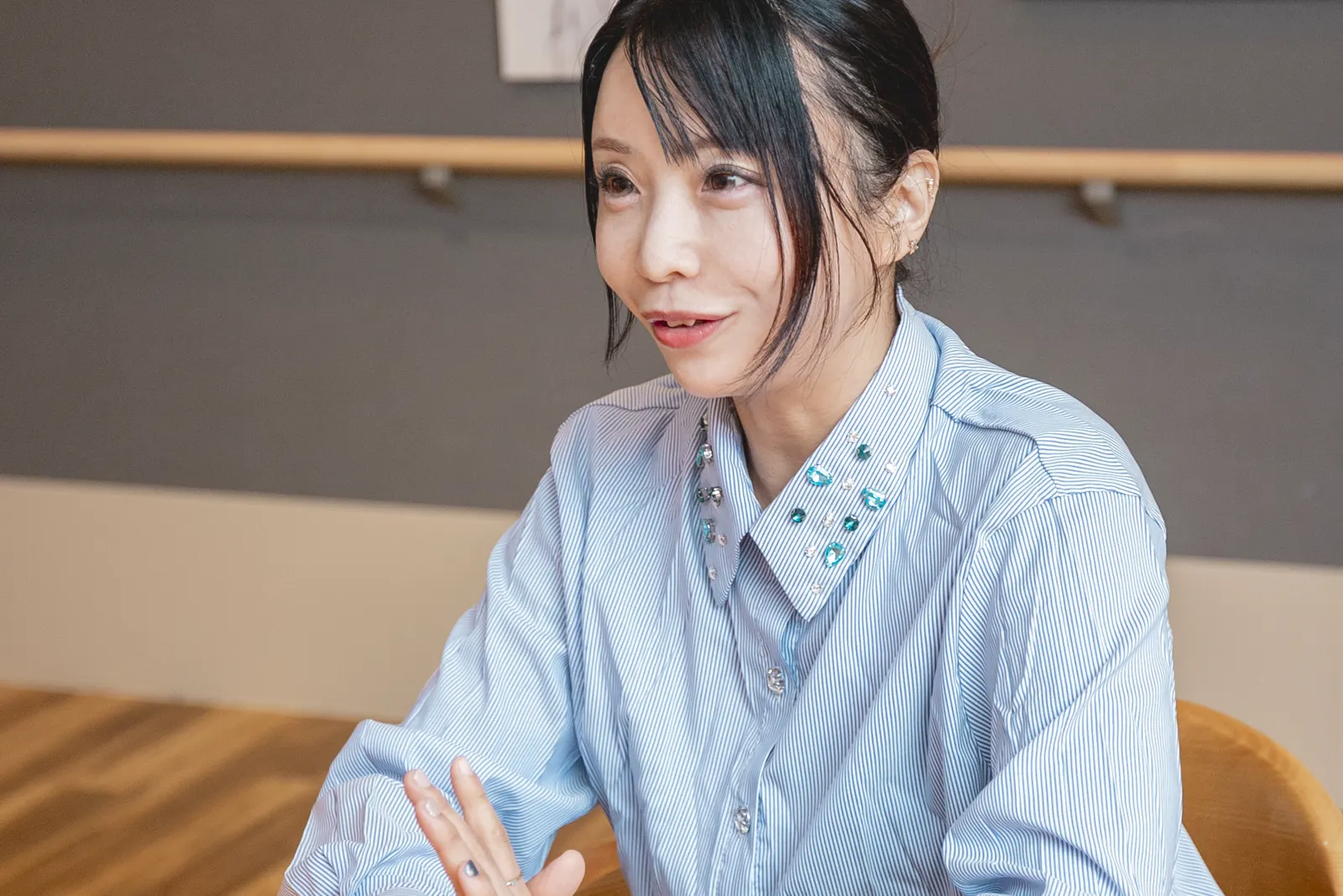 家族の話に耳を傾ける稲津
