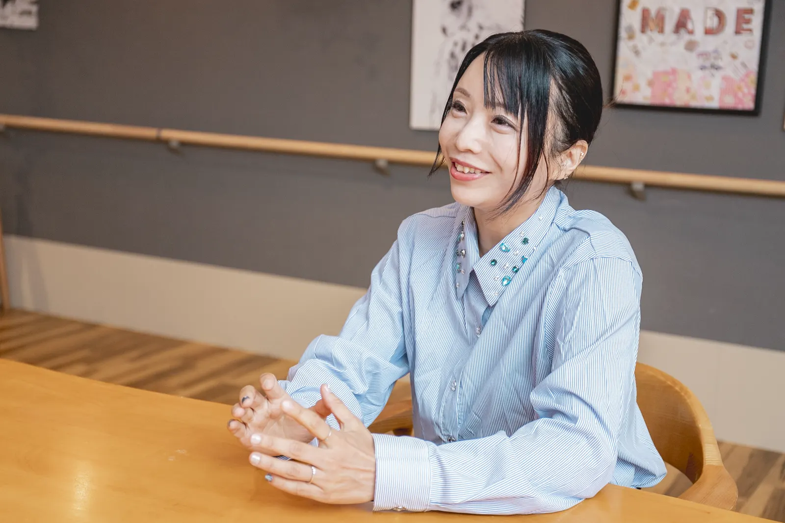 相談の内容に笑顔で応じる稲津