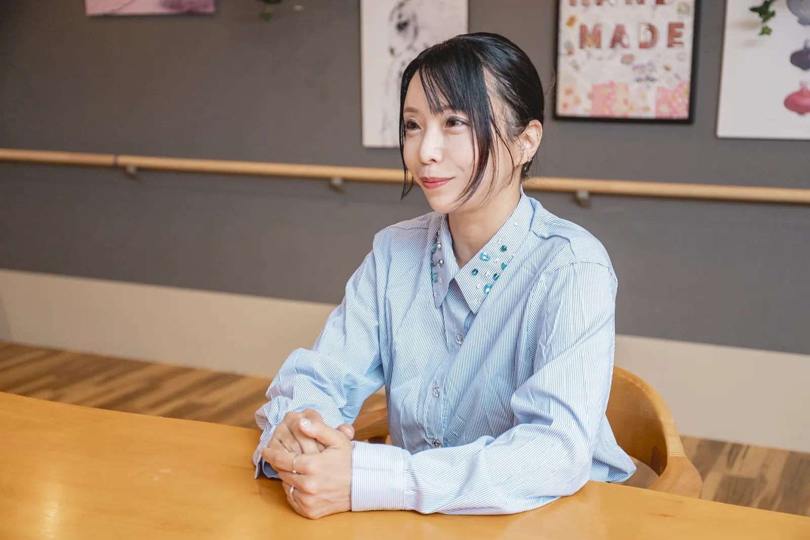 家族の相談に答える稲津