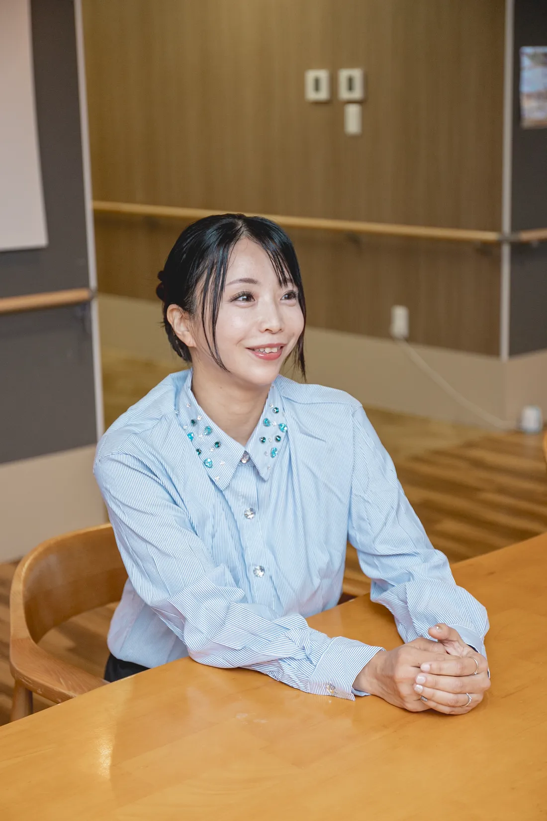 テーブルで話す稲津