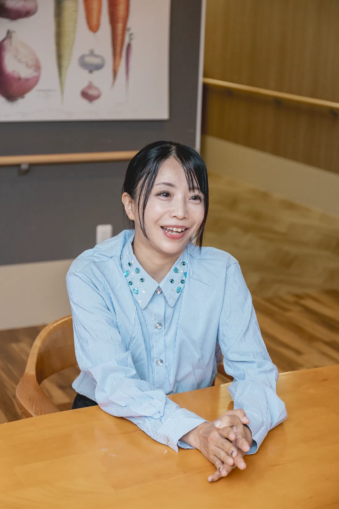 家族の相談に答える稲津