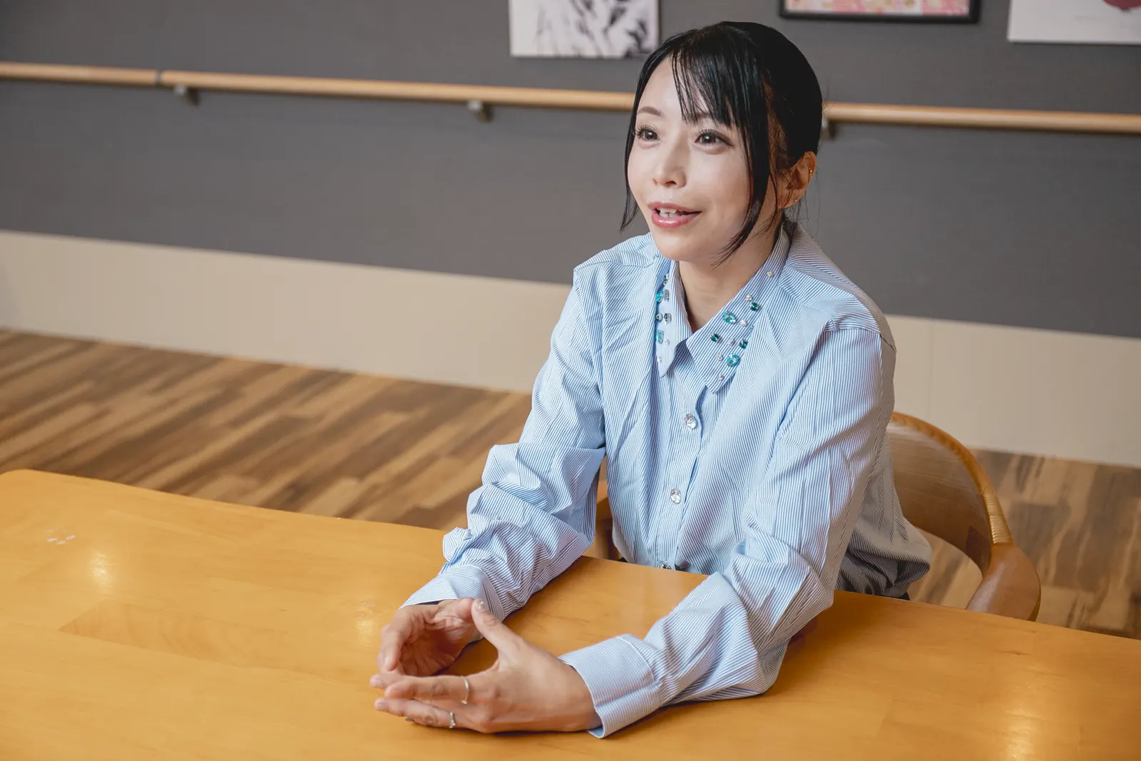 笑顔で面談に応じる稲津