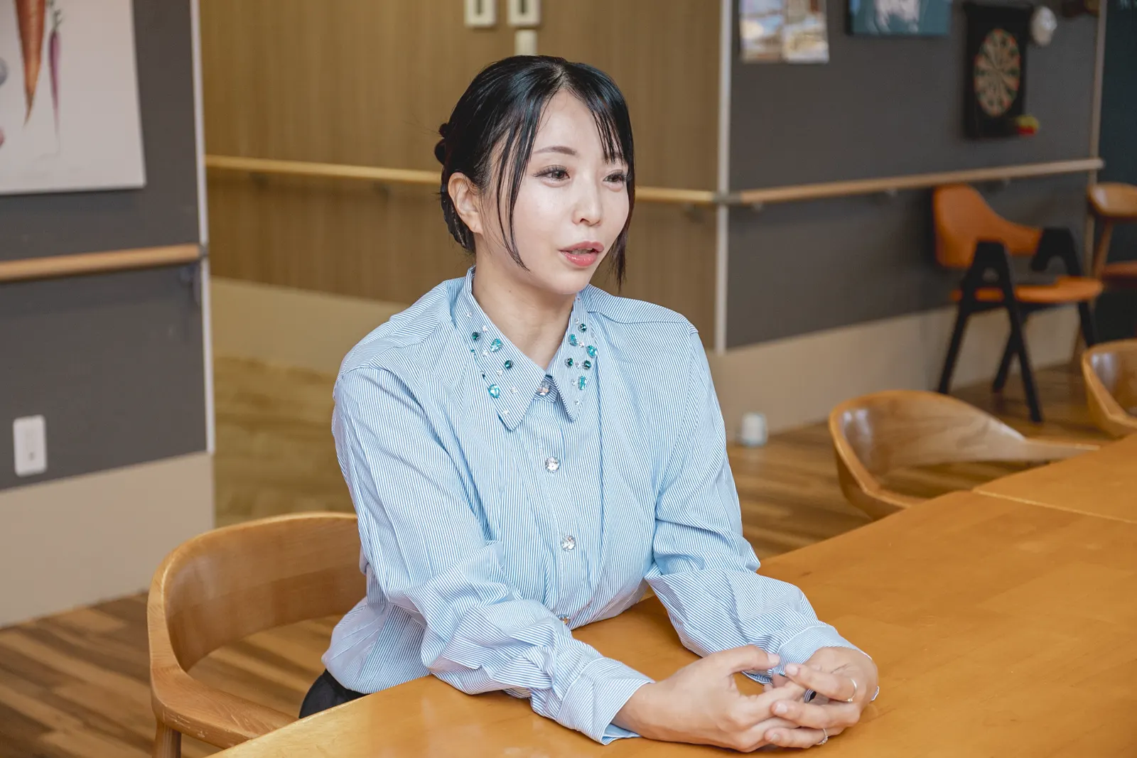 面談で質問に答える稲津