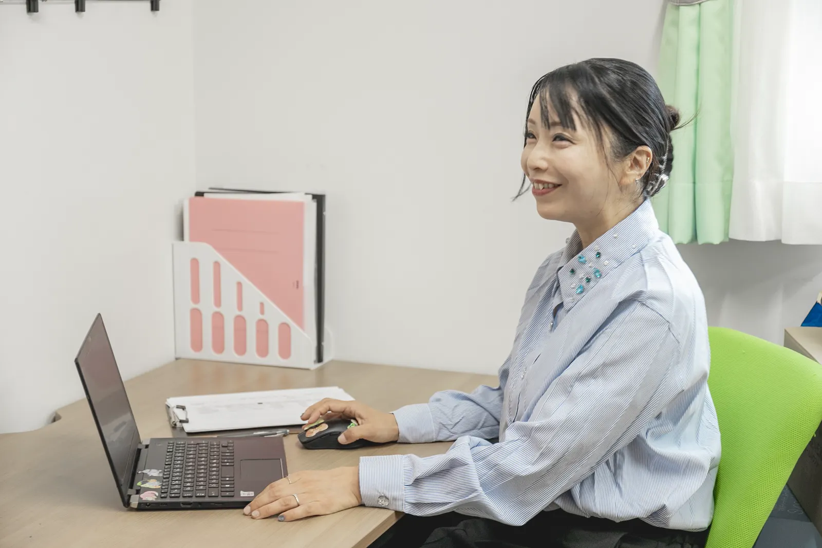パソコンで記録をつける稲津
