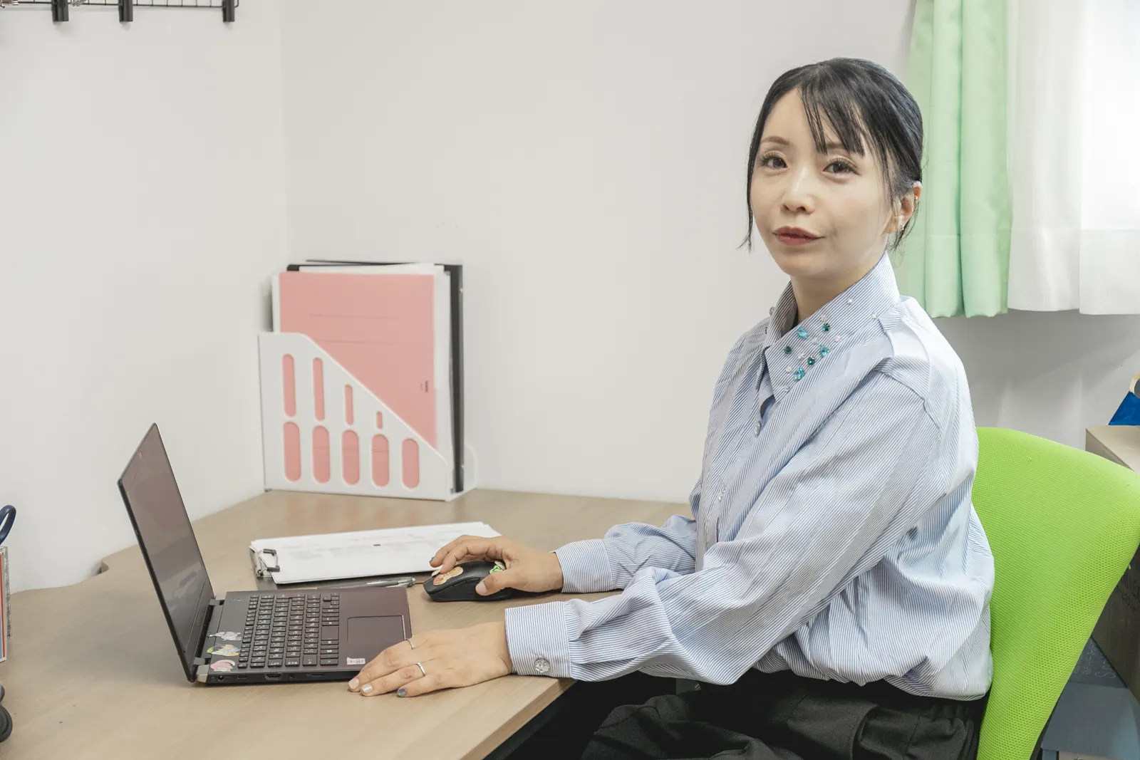 パソコンで連絡を整理する稲津