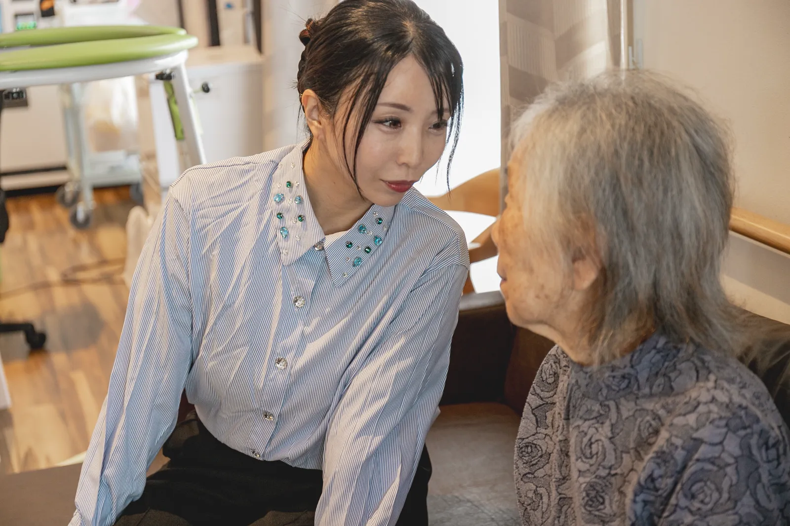 入居者の方と話す稲津
