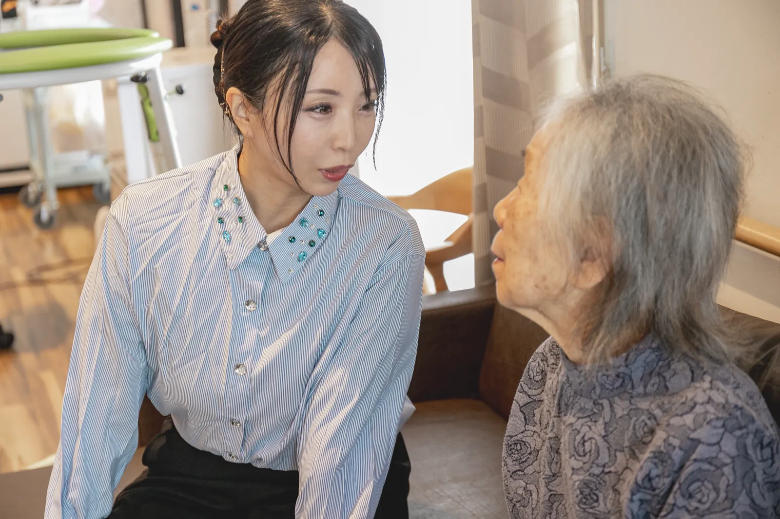 利用者の方と話す稲津