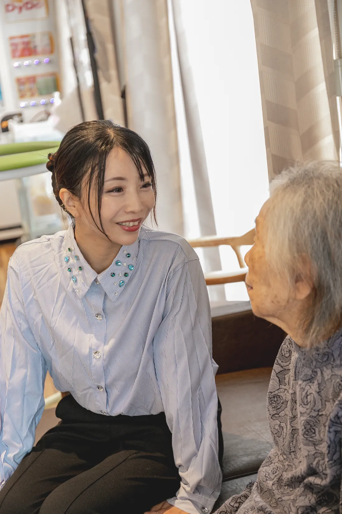 高齢の女性の話を聞く稲津