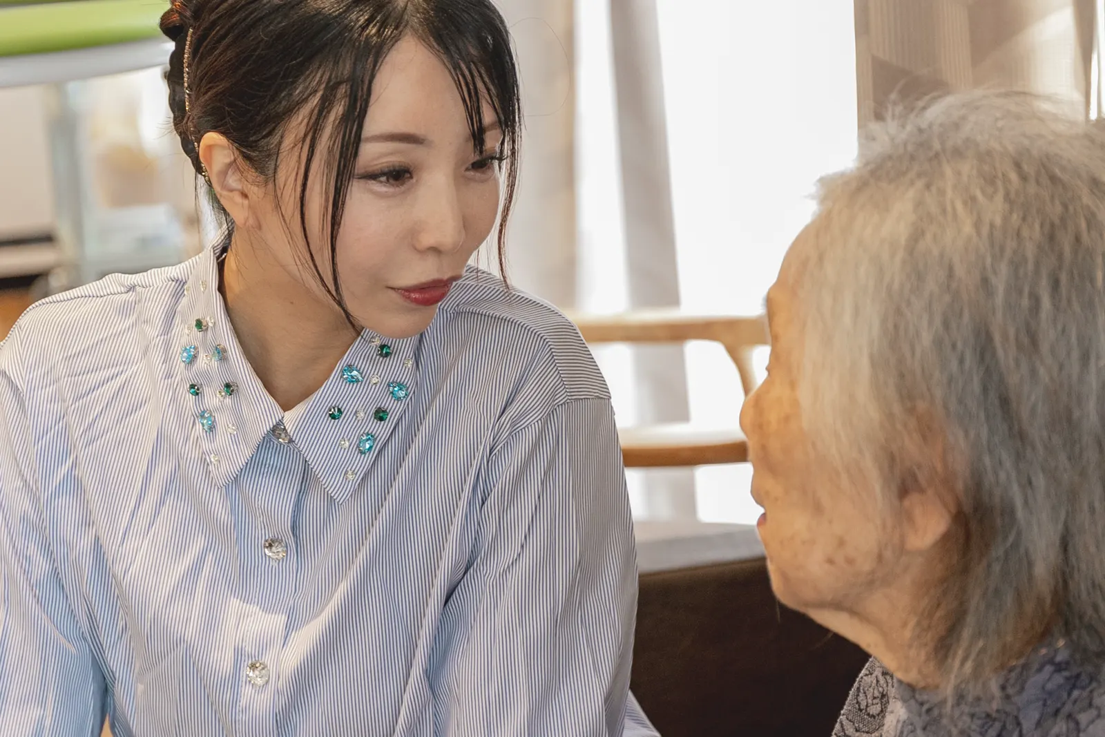 高齢の女性と話す稲津