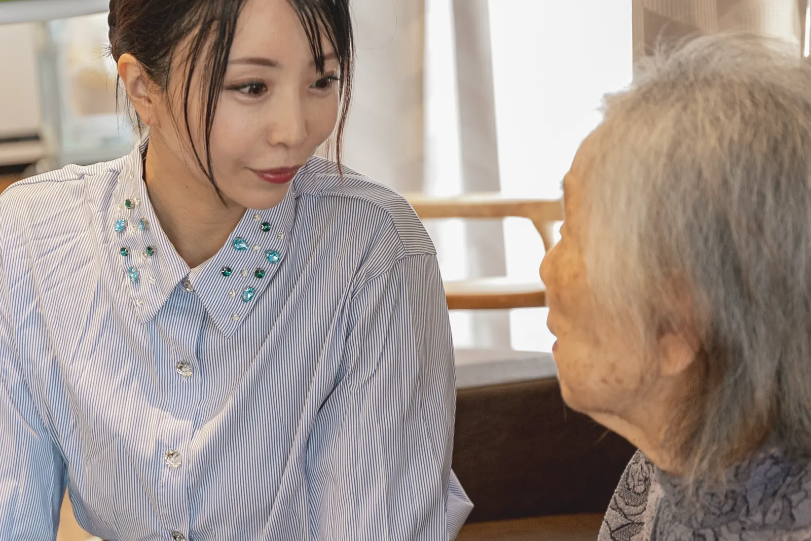 入居者の方と話す稲津
