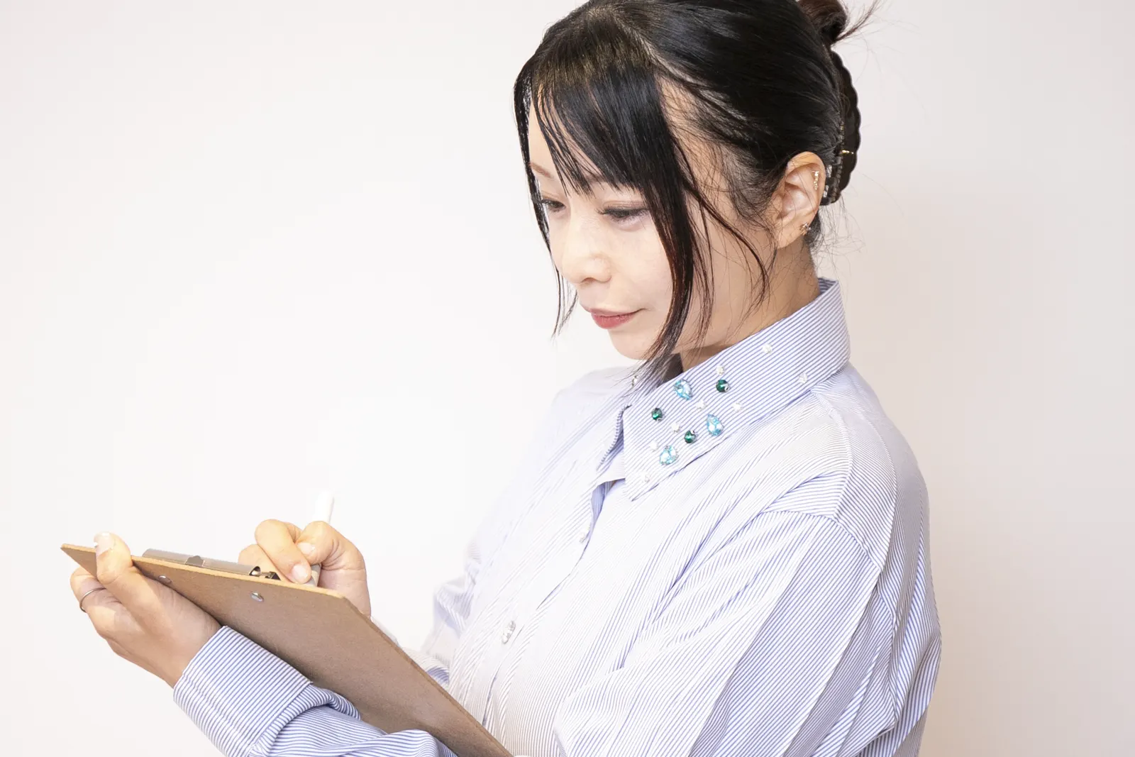 バインダーに書き込む稲津