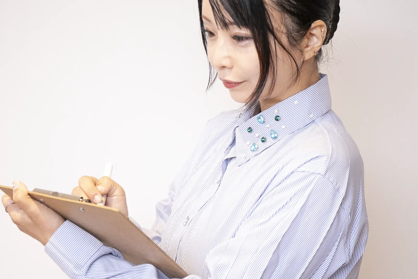 バインダーを手にする稲津