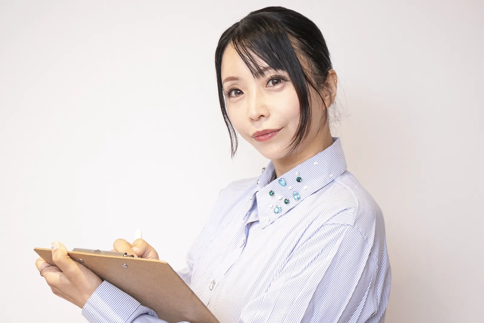 バインダーに聞き取った内容を書き留める稲津
